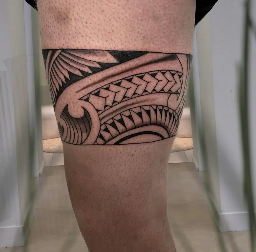 Ornamentales Band-Tattoo am Oberschenkel in Schwarz